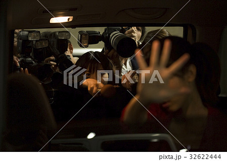 取材　報道　パパラッチ 32622444