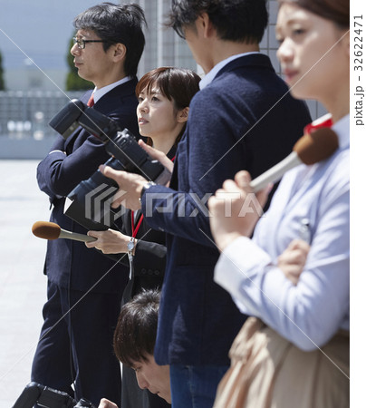 待機する報道陣 待機する報道陣 32622471