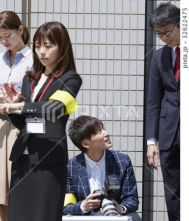 待機する報道陣 32622475