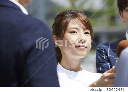街頭インタビュー 女子アナ リポーター 街頭インタビュー 女子アナ リポーター 32622481