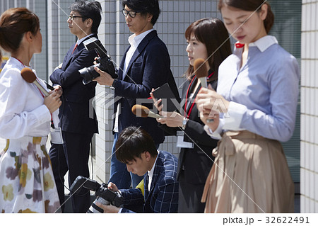 待機する報道陣 32622491