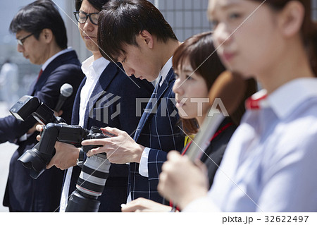 待機する報道陣 待機する報道陣 32622497