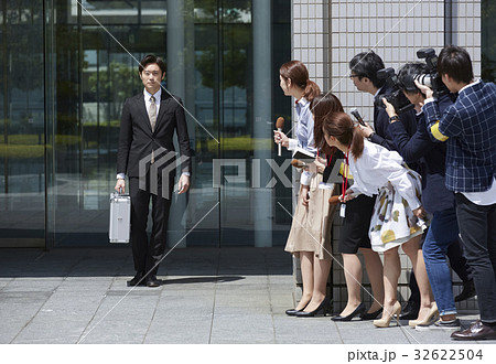 詰め寄る報道陣 32622504