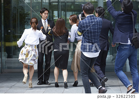 詰め寄る報道陣 32622505