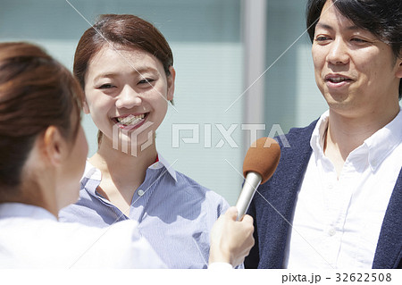 街頭インタビューを受けるカップル 街頭インタビューを受けるカップル 32622508