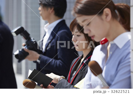 待機する報道陣 32622521