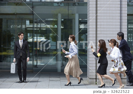 詰め寄る報道陣 32622522