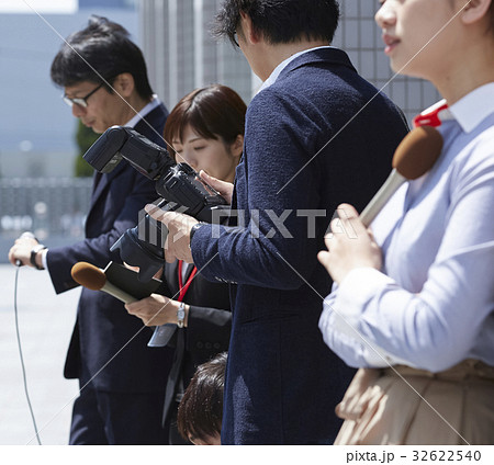 待機する報道陣 待機する報道陣 32622540