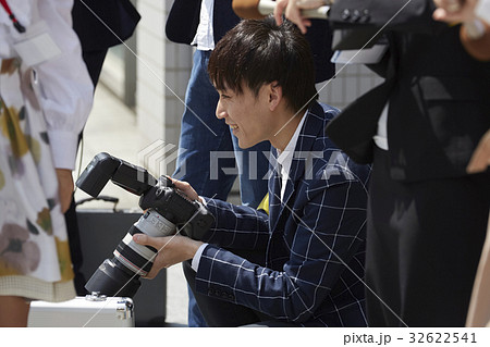 待機する報道陣 32622541