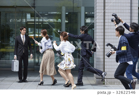 詰め寄る報道陣 詰め寄る報道陣 32622546