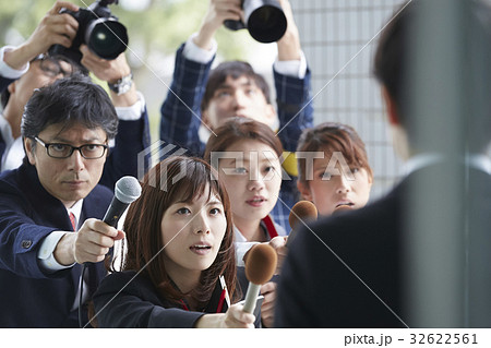 囲みを行う報道陣 32622561