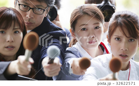 詰め寄る報道陣 詰め寄る報道陣 32622571