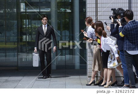 詰め寄る報道陣 詰め寄る報道陣 32622572