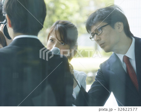 囲みを行う報道陣 32622577