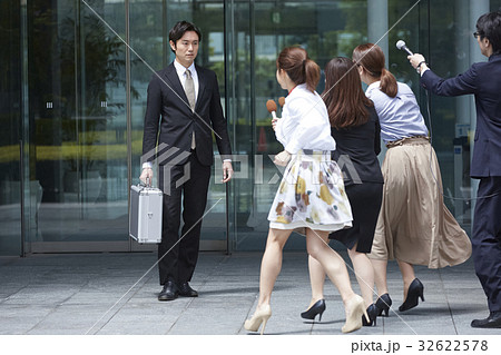 詰め寄る報道陣 32622578