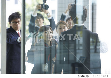 囲みを行う報道陣 32622581