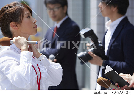 待機する報道陣 32622585