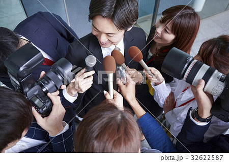 囲みを行う報道陣 32622587