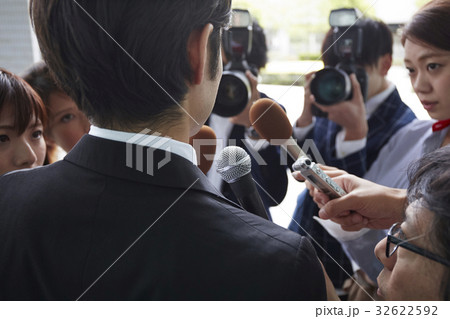 囲みを行う報道陣 囲みを行う報道陣 32622592