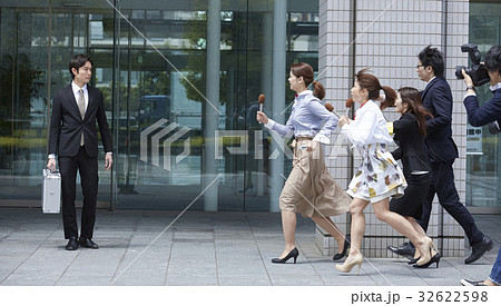 詰め寄る報道陣 詰め寄る報道陣 32622598