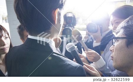 囲みを行う報道陣 32622599
