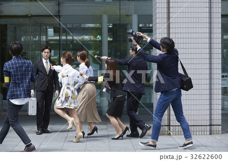 詰め寄る報道陣 32622600