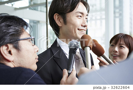 囲みを行う報道陣 囲みを行う報道陣 32622604