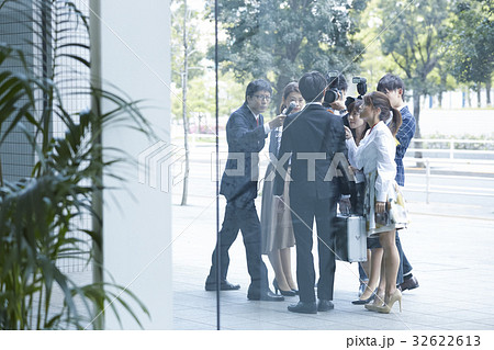 囲みを行う報道陣 囲みを行う報道陣 32622613