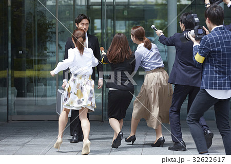 詰め寄る報道陣 32622617