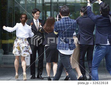 詰め寄る報道陣 32622618