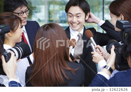 囲みを行う報道陣 囲みを行う報道陣 32622626