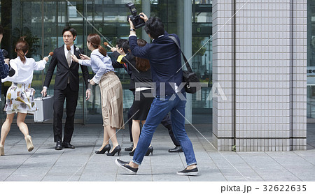 詰め寄る報道陣 32622635