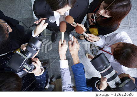 囲みを行う報道陣 囲みを行う報道陣 32622636