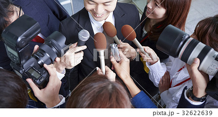 囲みを行う報道陣 囲みを行う報道陣 32622639