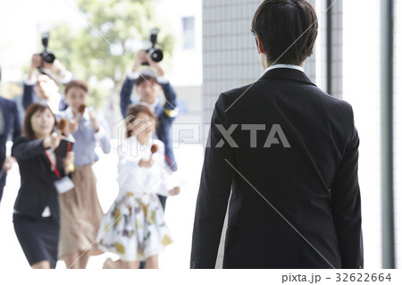 詰め寄る報道陣 32622664