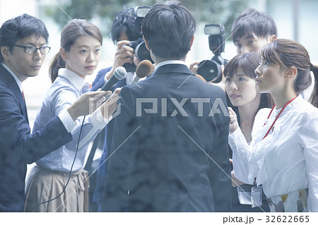 囲みを行う報道陣 囲みを行う報道陣 32622665