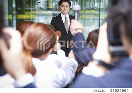 詰め寄る報道陣 32622666