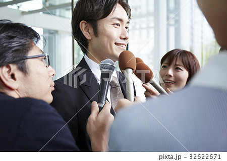 囲みを行う報道陣 32622671