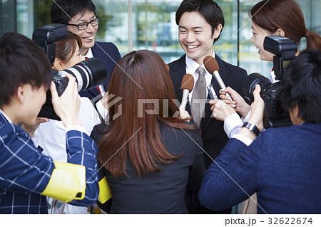 囲みを行う報道陣 32622674