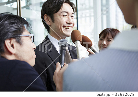 囲みを行う報道陣 32622678