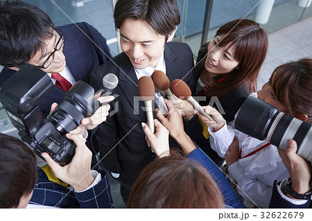 囲みを行う報道陣 32622679