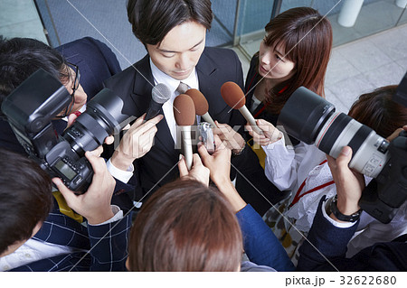 囲みを行う報道陣 32622680