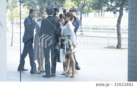 囲みを行う報道陣 32622681