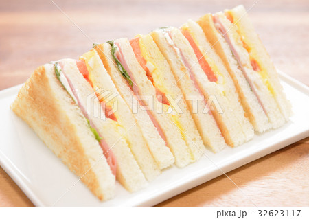 おいしいハムと野菜のトーストサンド おいしいハムと野菜のトーストサンド 32623117