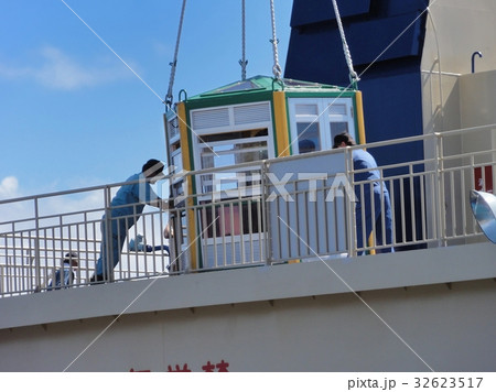 大東島名物　ゴンドラに乗ってクレーン上陸 32623517