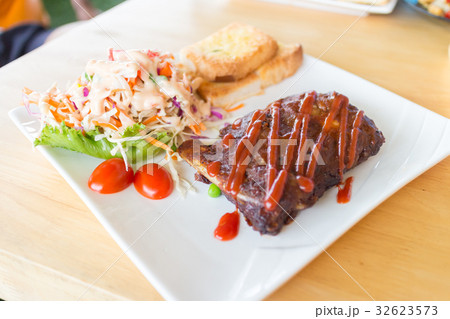 pork barbecue ribs with barbecue sauce and bread 32623573
