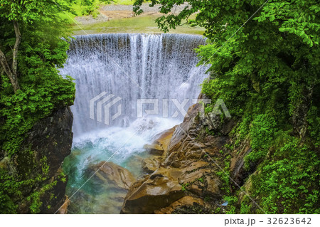 新緑の湯吹きの滝 新緑の湯吹きの滝 32623642