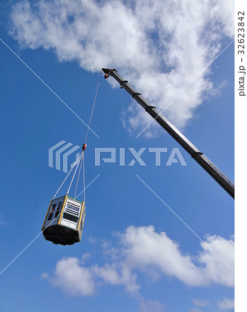 大東島名物 ゴンドラに乗ってクレーン上陸 大東島名物 ゴンドラに乗ってクレーン上陸 32623842