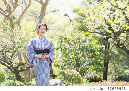 着物姿の女性(緑背景) 着物姿の女性(緑背景) 32623948