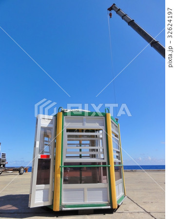 大東島名物 クレーン上陸用ゴンドラ 大東島名物 クレーン上陸用ゴンドラ 32624197